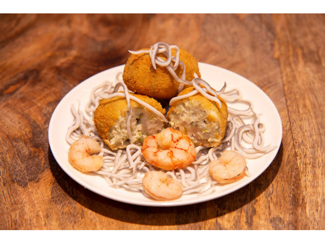 Croqueta de Borraja con Gulas al Ajillo
