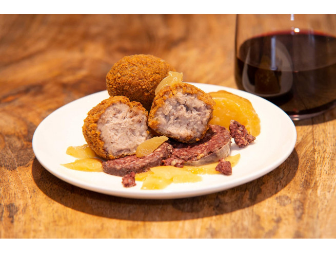Croqueta de Morcilla con Peras al Vino Tinto